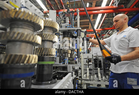 Datei - ein Archiv Bild vom 1. April 2011 ein Arbeiter der Automobilzulieferer ZF zeigt arbeitet auf ein Lkw-Getriebe ZF-Werk in Friedrichshafen, Deutschland. Chief Executive Haerters hat am 15. Dezember 2011 Umsätze sollen um 20 Prozent auf 15,5 Milliarden Euro steigen. Foto: Patrick Seeger Stockfoto