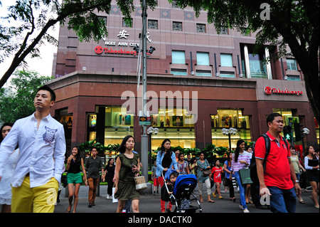 Käufer, die Kreuzung Orchard Road Singapur Stockfoto