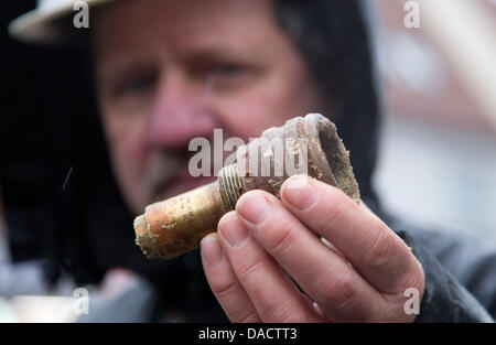 Bombenentschärfung Experten Oltmann Harms stellt eine Sicherung einer fünf-Zentner-Bombe in Cloppenburg, Deutschland, 16. Dezember 2011. Zuvor war die Bombe entschärft in der Nähe der Stadt und Weg zur Entsorgung gebracht. Foto: Friso Gentsch Stockfoto