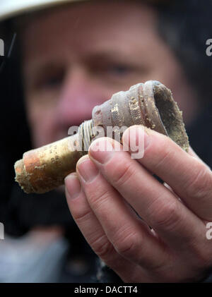 Bombenentschärfung Experten Oltmann Harms stellt eine Sicherung einer fünf-Zentner-Bombe in Cloppenburg, Deutschland, 16. Dezember 2011. Zuvor war die Bombe entschärft in der Nähe der Stadt und Weg zur Entsorgung gebracht. Foto: Friso Gentsch Stockfoto