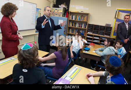 Israelische Verteidigungsminister Ehud Barak spricht mit Schülern bei der jüdischen Tag Grundschule von der nationa?  s Hauptstadt in Washington, D.C., 15. Dezember 2011. Â Barak, auch ein ehemaliger Premierminister, tourte durch die Schule, in Hebräisch und Englisch sprach mit Kindern in zwei Klassenzimmern und hörte, wie sie israelische Lieder sangen. Der Besuch fand im Rahmen der Schoolâ?  s Yitzhak Rabin Denkmal Serie, Nam Stockfoto