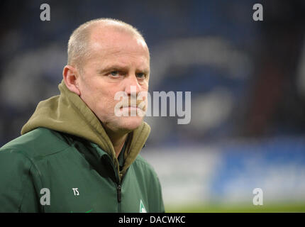 Bremens Trainer Thomas Schaaf sieht düster während der Bundesliga-Fußball-Spiel zwischen Schalke 04 und Werder Bremen in der Veltins Arena in Gelsenkirchen, Deutschland, 17. Dezember 2011. Foto: Jonas Guettler Stockfoto