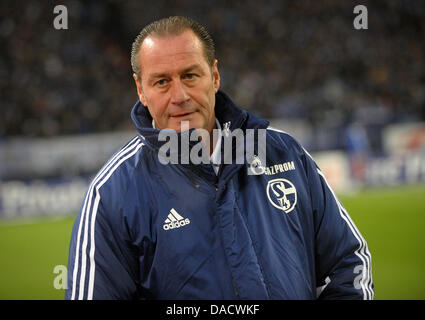 Schalke Trainer Huub Stevens Watchs das Spiel während der ...