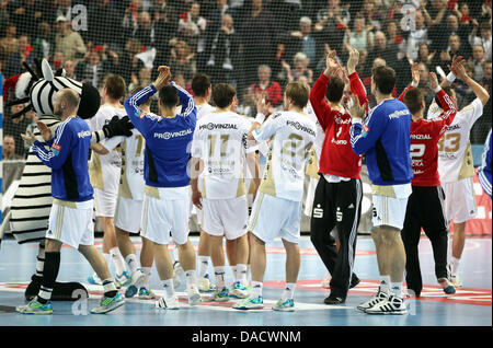 Kieler Spieler feiern ihren Sieg nach der Handball-Champions-League-Spiel zwischen THW Kiel und AG Kopenhagen in der Sparkassen Arena in Kiel, Deutschland, 18. Dezember 2011. Kiel gewann das Spiel 28-26. Foto: ULRICH PERREY Stockfoto