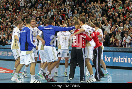 Kieler Spieler feiern ihren Sieg nach der Handball-Champions-League-Spiel zwischen THW Kiel und AG Kopenhagen in der Sparkassen Arena in Kiel, Deutschland, 18. Dezember 2011. Kiel gewann das Spiel 28-26. Foto: ULRICH PERREY Stockfoto