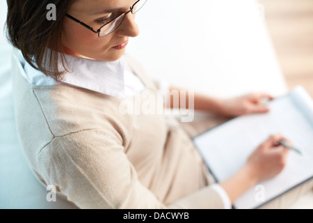 Professionellen Psychologen ihre außerhalb des Bildschirms Patientin zuzuhören Stockfoto