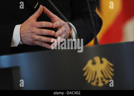 Bundespräsident Christian Wulff spricht nach der Übergabe die Ernennung und Entlassung Papiere für Richter von der deutschen Bundesrepublik konstitutionelle Courtat Schloss Bellevue in Berlin, Deutschland, 19. Dezember 2011. Foto: RAINER JENSEN Stockfoto