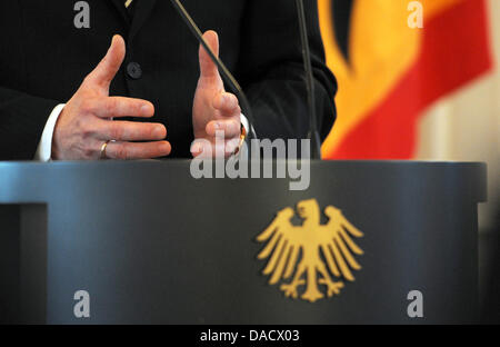 Bundespräsident Christian Wulff spricht nach der Übergabe die Ernennung und Entlassung Papiere für Richter von der deutschen Bundesrepublik konstitutionelle Courtat Schloss Bellevue in Berlin, Deutschland, 19. Dezember 2011. Foto: RAINER JENSEN Stockfoto