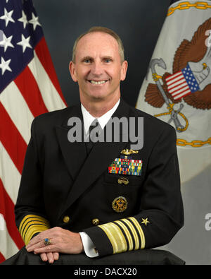 Admiral Jonathan W. Greenert ist ein Eingeborener von Butler, Pennsylvania. Er studierte an der United States Naval Academy in 1975 und abgeschlossenen Studien in Kernkraftwerken für Service als u-Boot-Offizier. Seine Karriere als eine Submariner Zuweisungen an Bord USS fliegende Fische (SSN-673), USS Tautog (SSN-639), u-Boot NR-1 und USS Michigan (SSBN 727 - Gold Crew) umfasst, gipfelnd in Befehl von Stockfoto