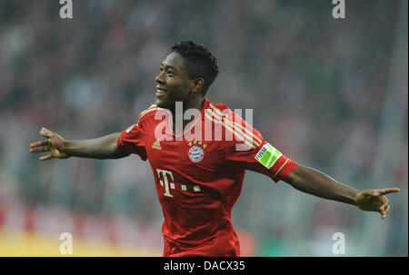 Datei - ein Archiv-Bild vom 26. Oktober 2011 Münchner David Alaba jubelt über sein Tor gegen Ingolstadt in München zeigt. Alaba wurde in Österreich der Fußballer des Jahres gewählt. 19-Year-Old Alaba behauptet gegen Barazite Austria Wien während der Wahlen der österreichischen Nachrichtenagentur APA. Foto: Andreas Gebert Stockfoto