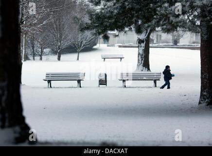 Ein Kind geht auf einem schneebedeckten Weg im Guenthersberg Park in Frankfurt Main, Deutschland, 20. Dezember 2011. Eis und einige verursacht schwierigen Verkehrsbedingungen in weiten Teilen des Landes Hessen. Foto: Frank Rumpenhorst Stockfoto