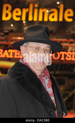Datei - eine Archiv Bild vom 8. Februar 2009 zeigt Festivaldirektor der Berlinale Dieter Kosslick während der Premiere des Films "Mammoth" auf der Berlinale in Berlin, Deutschland. 63 Jahre alte Kosslick Festivaldirektor über das Jahr 2013 hinaus bleiben. Diese Position hat er seit 2001 gefüllt. Staatssekretär für Kultur und Medien Bernd Neumann hatte Kosslick eine Contrac angeboten. Stockfoto