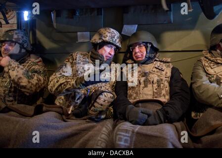 Verteidigungsminister Thomas de Maizière (CDU) Sitzt Neben Dem Kommandeur des Regionalkommandos Nord, Generalmajor Markus Kneip, bin Mittwoch (21.12.2011) Im Hubschrauber Auf Dem Flug Nach in Kundus in Afghanistan. De Maizière Hält Sich Zu Einem Eintägigen Truppenbesuch in Afghanistan. Foto: Michael Kappeler dpa Stockfoto
