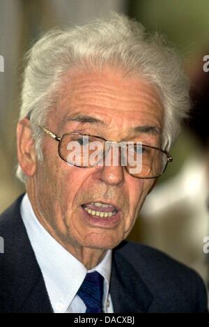 Datei - eine Archiv Bild datiert 23. April 2002 zeigt Psychoanalytiker Prof. Horst-Eberhard Richter in Frankfurt Main, Deutschland. Der Psychoanalytiker, Friedensaktivist und Autor starb im Alter von 88. Dies wurde am 20. Dezember von den Ärzten gegen Atomwaffen (IPPNW) angekündigt, die Richter mitbegründet hatte. Richter starb am 19. Dezember 2011. Foto: Michael Hanschke Stockfoto