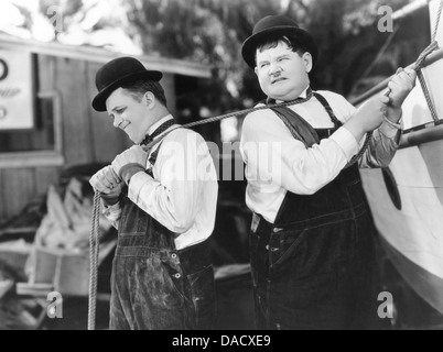 ABGESCHLEPPT IN A HOLE 1932 MGM Film mit Stan Laurel auf der linken Seite und Oliver Hrady Stockfoto