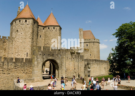 Porte d'Aude durch äußere Wand der alten Stadt, Carcassonne, UNESCO-Weltkulturerbe, Languedoc, Frankreich Stockfoto