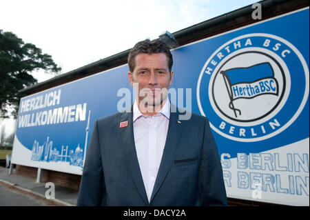 Michael Skibbe Lächeln nach seinem Einstieg als neuen Cheftrainer der Fußball-Bundesliga club Hertha BSC in Berlin, Deutschland, 22. Dezember 2011. Skibbe als Trainer bis 2014 unterzeichnet worden und ist der Nachfolger von Babbel, wer vor kurzem ausgesetzt wurde. Der 46-jährige war vor kurzem unter Vertrag zum türkischen Erstligisten club Eskisehirpor. Foto: Jörg CARSTENSEN Stockfoto