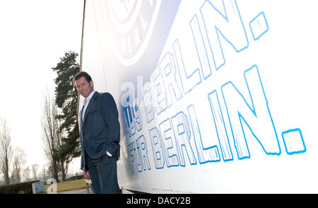 Michael Skibbe Lächeln nach seinem Einstieg als neuen Cheftrainer der Fußball-Bundesliga club Hertha BSC in Berlin, Deutschland, 22. Dezember 2011. Skibbe als Trainer bis 2014 unterzeichnet worden und ist der Nachfolger von Babbel, wer vor kurzem ausgesetzt wurde. Der 46-jährige war vor kurzem unter Vertrag zum türkischen Erstligisten club Eskisehirpor. Foto: Jörg CARSTENSEN Stockfoto