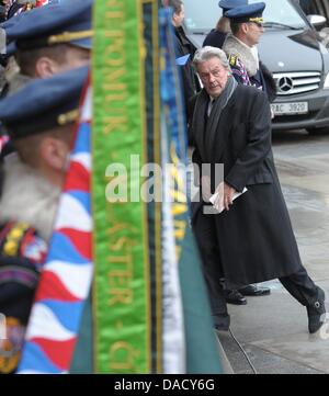 Französischer Schauspieler Alain Delon kommt nach der Trauerfeier für den ehemaligen tschechischen Präsidenten Vaclav Havel in St. Vitus Cathedral in Prag, Tschechische Republik, 23. Dezember 2011. Havel starb am 18. Dezember 2011 im Alter von 75. Foto: DAVID EBENER Stockfoto