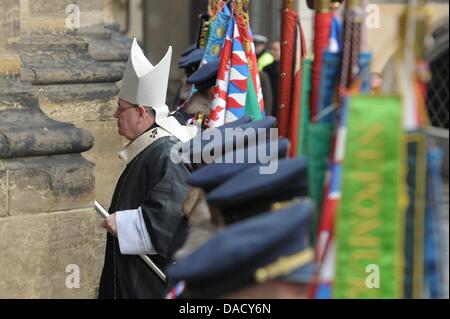 Der Erzbischof von Prag Dominik Duka kommt nach der Trauerfeier für den ehemaligen tschechischen Präsidenten Vaclav Havel in St. Vitus Cathedral in Prag, Tschechische Republik, 23. Dezember 2011. Havel starb am 18. Dezember 2011 im Alter von 75. Foto: DAVID EBENER Stockfoto