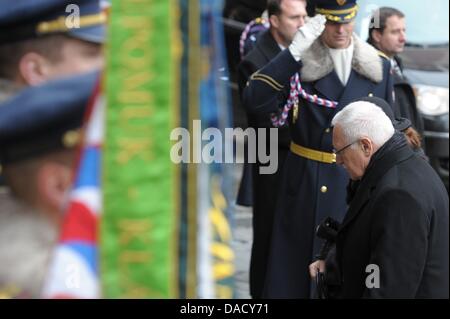 Czech President Vaclav Klaus (R) kommt nach der Trauerfeier für den ehemaligen tschechischen Präsidenten Vaclav Havel in St. Vitus Cathedral in Prag, Tschechische Republik, 23. Dezember 2011. Havel starb am 18. Dezember 2011 im Alter von 75. Foto: DAVID EBENER Stockfoto