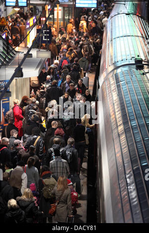 Reisenden Stand drängten sich neben einen Zug am Hauptbahnhof in Hamburg, Germany, 23. Dezember 2011. Einen Tag vor Heiligabend, hat die Welle der Weihnachten Reisende begonnen. Foto: BODO MARKS Stockfoto