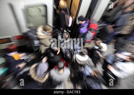 Reisenden stehen voll als nächstes auf einen Zug nach Nürnberg am Hauptbahnhof in Hamburg, Deutschland, 23. Dezember 2011. Einen Tag vor Heiligabend, hat die Welle der Weihnachten Reisende begonnen. Foto: BODO MARKS Stockfoto