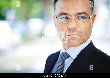 Nahaufnahme Bild eines ausgereiften Unternehmers mit eine selbstbewusste Haltung Stockfoto
