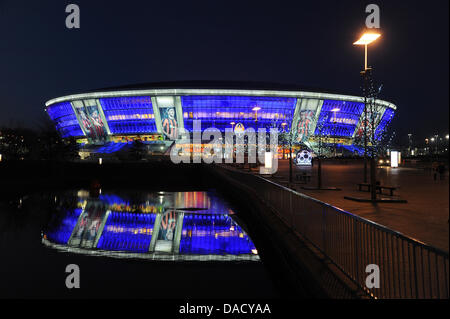 Die Donbass-Arena ist beleuchtet und spiegelt sich im Wasser in Donezk, Ukraine, 13. Dezember 2011. Das Stadion ist das Spielfeld der Fußballverein Schachtar Donezk und Gastgeber der UEFA Fußball-Europameisterschaft im Jahr 2012. Foto: Jens Kalaene Stockfoto