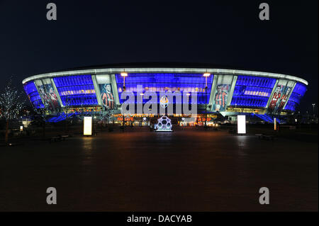 Donbass Arena in Donezk, Ukraine, 13. Dezember 2011 beleuchtet. Das Stadion ist das Spielfeld der Fußballverein Schachtar Donezk und Gastgeber der UEFA Fußball-Europameisterschaft im Jahr 2012. Foto: Jens Kalaene Stockfoto