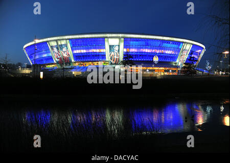 Die Donbass-Arena ist beleuchtet und spiegelt sich im Wasser in Donezk, Ukraine, 13. Dezember 2011. Das Stadion ist das Spielfeld der Fußballverein Schachtar Donezk und Gastgeber der UEFA Fußball-Europameisterschaft im Jahr 2012. Foto: Jens Kalaene Stockfoto