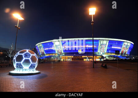 Donbass Arena in Donezk, Ukraine, 13. Dezember 2011 beleuchtet. Das Stadion ist das Spielfeld der Fußballverein Schachtar Donezk und Gastgeber der UEFA Fußball-Europameisterschaft im Jahr 2012. Foto: Jens Kalaene Stockfoto