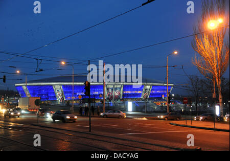 Donbass Arena in Donezk, Ukraine, 13. Dezember 2011 beleuchtet. Das Stadion ist das Spielfeld der Fußballverein Schachtar Donezk und Gastgeber der UEFA Fußball-Europameisterschaft im Jahr 2012. Foto: Jens Kalaene Stockfoto