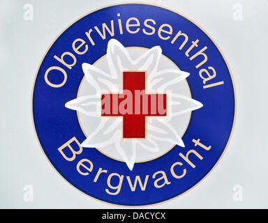 Das Logo der Bergwacht des Deutschen Roten Kreuzes (DRK) ist in Oberwiesenthal, Deutschland, 19. Dezember 2011 abgebildet. der Bergrettungsdienst steht etwa 550 Rettungsbemühungen pro Saison. Vor allem brauchen Skifahrer und Snowboarder die Hilfe des Dienstes. Foto: Hendrik Schmidt Stockfoto