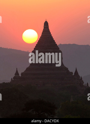 Blick auf die Tempel von Bagan bei Sonnenuntergang vom Shwesandaw Paya, Bagan, Myanmar (Burma), Südost-Asien Stockfoto