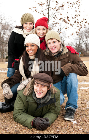 Gruppe junger Freunde Spaß im Freien im winter Stockfoto