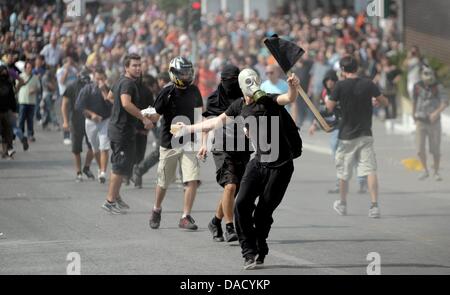 (Dpa Datei) - ein Datei-Bild datiert 5. Oktober 2011 zeigt Demonstranten Steinwürfe auf Polizisten während einer Demonstration in Athen, Griechenland. Griechenland und seine Regierung stehen vor problematischere Zeiten in der Krise. Foto: Milos Bicanski Stockfoto