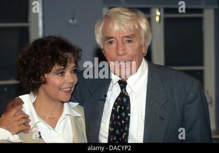 (Dpa-Datei) - ein Datei-Bild vom 25. Oktober 2000 zeigt Schauspieler und Sänger Johannes Heesters und seiner Frau Simone Rethel-Heesters in Köln. Heesters starb im Alter von 108 am Klinikum Starnberg am 24. Dezember 2011. Foto: Horst Galuschka Stockfoto