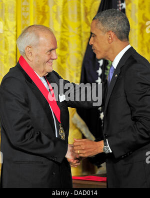 US-Editor United States President Barack Obama (R) gratuliert US-Editor Robert B. Silvers nach ihm mit 2012 National Humanities Medal während der Verleihung der Medaille im East Room des weißen Hauses in Washington, D.C. auf Mittwoch, 10. Juli 2013 zu präsentieren. Foto: Ron Sachs/CNP Stockfoto