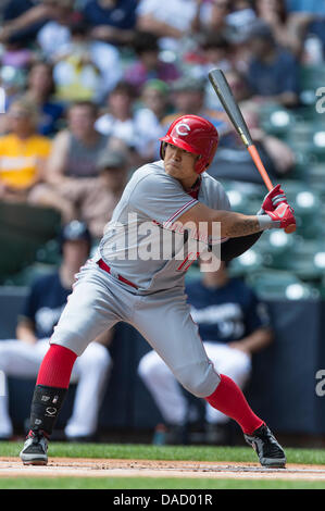 Milwaukee, Wisconsin, USA. 10. Juli 2013. 10. Juli 2013: Cincinnati Reds center Fielder Shin-soo Choo #17 Fledermaus in der Major League Baseball Spiel zwischen den Milwaukee Brewers und den Cincinnati Reds im Miller Park in Milwaukee, Wisconsin. Rottöne besiegte die Brauer 6-2. John Fisher/CSM. Bildnachweis: Csm/Alamy Live-Nachrichten Stockfoto