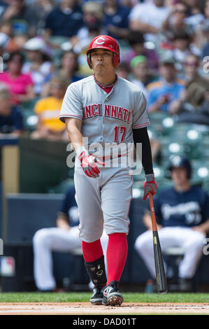 Milwaukee, Wisconsin, USA. 10. Juli 2013. 10. Juli 2013: Cincinnati Reds Center Fielder Shin-soo Choo #17 geht auf die Platte während der Major League Baseball Game zwischen den Milwaukee Brewers und den Cincinnati Reds im Miller Park in Milwaukee, Wisconsin. Rottöne besiegte die Brauer 6-2. John Fisher/CSM. Bildnachweis: Csm/Alamy Live-Nachrichten Stockfoto