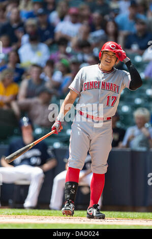 Milwaukee, Wisconsin, USA. 10. Juli 2013. 10. Juli 2013: Cincinnati Reds Center Fielder Shin-soo Choo #17 blickt nach unten in Richtung der dritten Base Trainer zwar bis zu Fledermaus in der Major League Baseball Spiel zwischen den Milwaukee Brewers und den Cincinnati Reds im Miller Park in Milwaukee, Wisconsin. Rottöne besiegte die Brauer 6-2. John Fisher/CSM. Bildnachweis: Csm/Alamy Live-Nachrichten Stockfoto