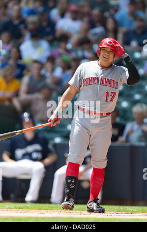 Milwaukee, Wisconsin, USA. 10. Juli 2013. 10. Juli 2013: Cincinnati Reds center Fielder Shin-soo Choo #17 Fledermaus in der Major League Baseball Spiel zwischen den Milwaukee Brewers und den Cincinnati Reds im Miller Park in Milwaukee, Wisconsin. Rottöne besiegte die Brauer 6-2. John Fisher/CSM. Bildnachweis: Csm/Alamy Live-Nachrichten Stockfoto