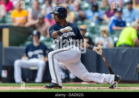 Milwaukee, Wisconsin, USA. 10. Juli 2013. 10. Juli 2013: Milwaukee Brewers Shortstop singles Jean Segura #9, Mittelfeld während der Major League Baseball Spiel zwischen den Milwaukee Brewers und den Cincinnati Reds im Miller Park in Milwaukee, Wisconsin. Rottöne besiegte die Brauer 6-2. John Fisher/CSM. Bildnachweis: Csm/Alamy Live-Nachrichten Stockfoto