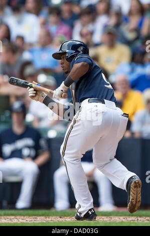 Milwaukee, Wisconsin, USA. 10. Juli 2013. 10. Juli 2013: Milwaukee Brewers Shortstop Jean Segura #9 legt ein Bunt in der Major League Baseball Spiel zwischen den Milwaukee Brewers und den Cincinnati Reds im Miller Park in Milwaukee, Wisconsin. Rottöne besiegte die Brauer 6-2. John Fisher/CSM. Bildnachweis: Csm/Alamy Live-Nachrichten Stockfoto