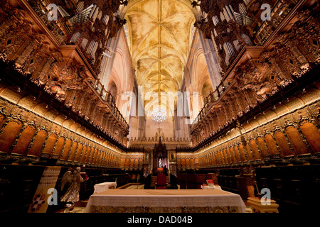 Innenraum der Kathedrale von Sevilla, Orgel, Chor, gotische Gewölbe in Spanien, Andalusien. Stockfoto