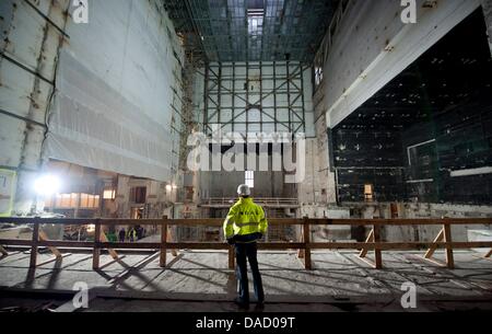 Ein Bauarbeiter steht auf der Baustelle der Etappe an der Staatsoper Unter Den Linden in Berlin, Deutschland, 16. Dezember 2011. Das Opernhaus wurde seit Herbst 2010 für rund 240 Millionen Euro renoviert und soll im Herbst 2014 fertiggestellt. Foto: Sebastian Kahnert Stockfoto