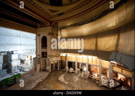 Bauarbeiter gehen vorbei an der Baustelle des Auditoriums an der Staatsoper Unter Den Linden in Berlin, Deutschland, 16. Dezember 2011. Das Opernhaus wurde seit Herbst 2010 für rund 240 Millionen Euro renoviert und soll im Herbst 2014 fertiggestellt. Foto: Sebastian Kahnert Stockfoto