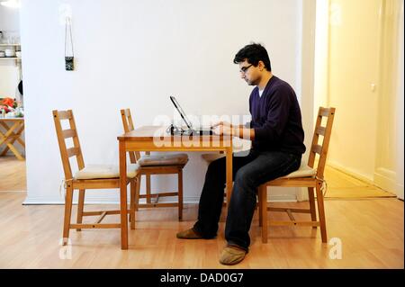 Mitglied der grünen Partei Ferhad Ahma sitzt an einem Tisch in seiner Wohnung in Berlin, Deutschland, 28. Dezember 2011. Der Stadtteil-Politiker wurde von zwei Männern in seiner Wohnung in Berlin-Wedding in der Nacht von Sonntag auf Montag angegriffen. Der 37-jährige ist Mitglied des Nationalrates der syrischen Opposition. Für diesen vermuten Grund Ahma und der grünen Partei der syrische Geheimdienst Stockfoto