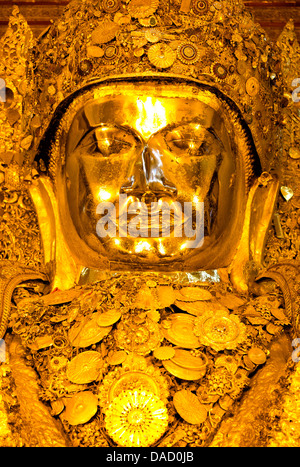 Myanmars berühmtesten Buddha Statue, 13ft hoch und bedeckt in 6 Zoll von reinem Blattgold, Mahamuni Paya, Mandalay, Myanmar Stockfoto